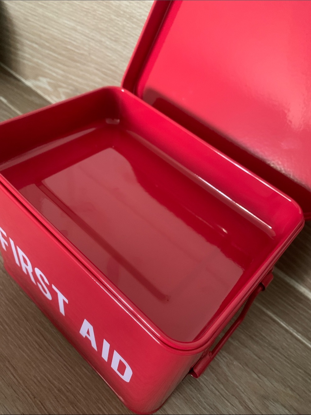 ROBELY First Aid Kit Metal Tin Container Storage Box - 'First Aid' Red - Picture 3 of 4